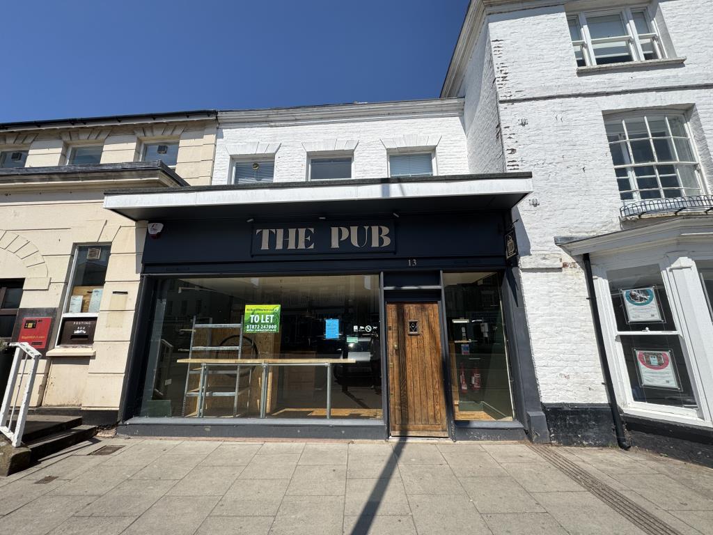 Lot: 104 - PART LET TOWN CENTRE COMMERCIAL INVESTMENT WITH POTENTIAL - Front of the property